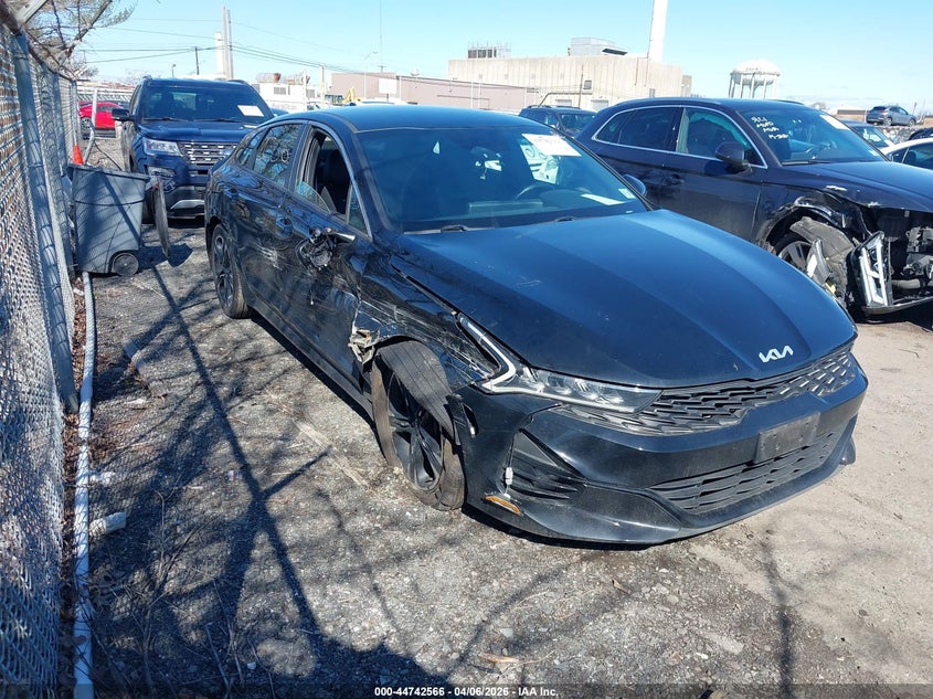 2022 Kia K5 VIN 5XXG64J20NG148885 IAAI salvage auction — SIDE, Wait Title, sold $4,200 on 2026-07-31 (photo 1)