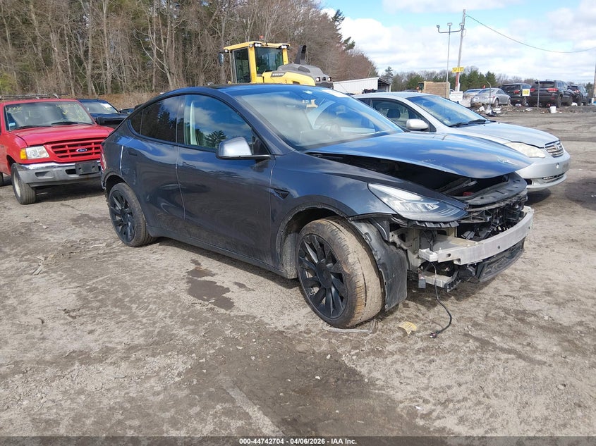2021 Tesla Model y VIN 5YJYGDEE3MF184528 IAAI salvage auction — FRONT & REAR, Salvage (New Hampshire), sold $6,700 on 2026-07-23 (photo 1)