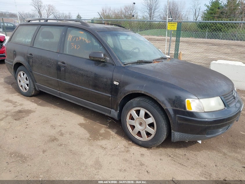 2000 Volkswagen Passat VIN WVWND23B3YE324710 IAAI salvage auction — FRONT END, Salvage (Ohio), sold $325 on 2026-08-12 (photo 1)