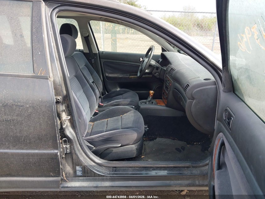 2000 Volkswagen Passat VIN WVWND23B3YE324710 IAAI salvage auction — FRONT END, Salvage (Ohio), sold $325 on 2026-08-12 (photo 5)