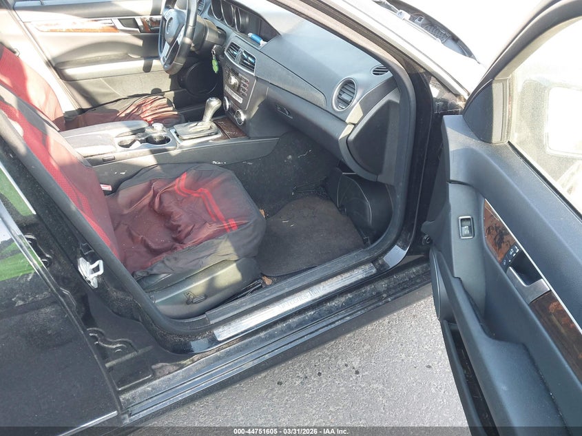 2013 Mercedes-benz C-klasse VIN WDDGF8AB4DR246780 IAAI salvage auction — NORMAL WEAR, Wait Title, sold $300 on 2026-07-22 (photo 5)