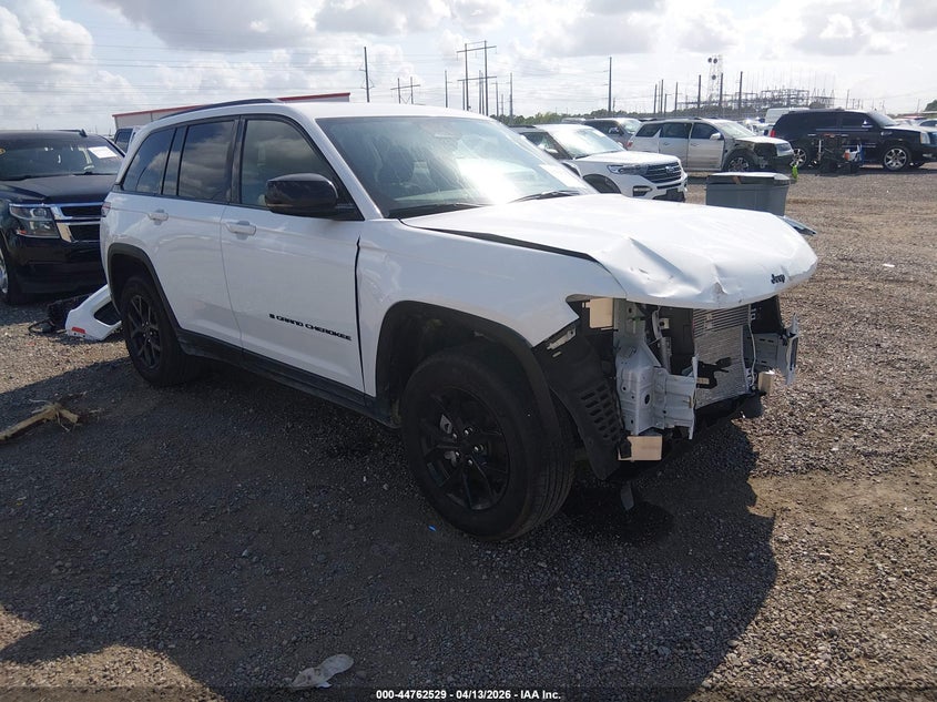 2025 Jeep Grand cherokee VIN 1C4RJGAG3S8775177 IAAI salvage auction — FRONT END, Wait Title, sold $14,200 on 2026-08-01 (photo 1)