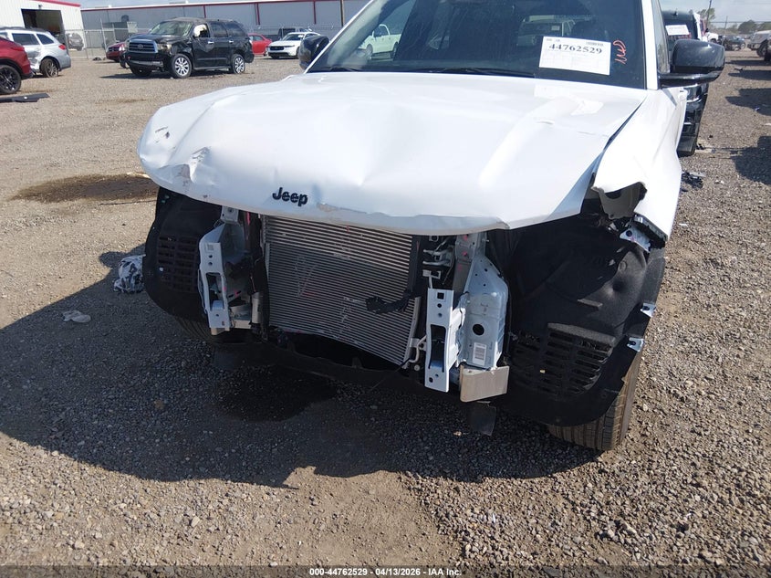 2025 Jeep Grand cherokee VIN 1C4RJGAG3S8775177 IAAI salvage auction — FRONT END, Wait Title, sold $14,200 on 2026-08-01 (photo 6)