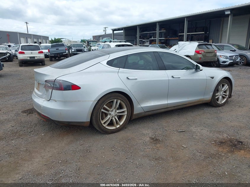 2013 Tesla Model s VIN 5YJSA1AC8DFP10890 IAAI salvage auction — FRESH WATER, Salvage (Hawaii), sold $1,050 on 2026-07-07 (photo 4)