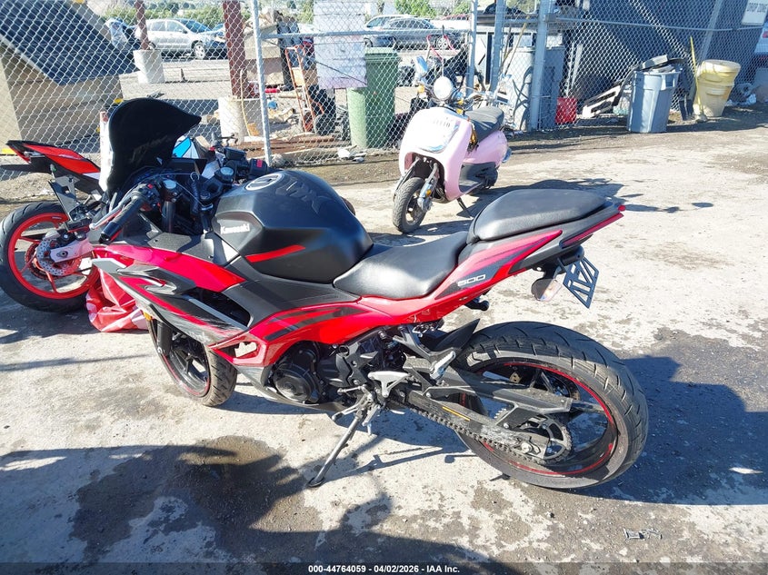2025 Kawasaki Ninja VIN ML5EXGG1XSDA68453 IAAI salvage auction — LEFT & RIGHT, Wait Title, sold $2,150 on 2026-07-14 (photo 3)