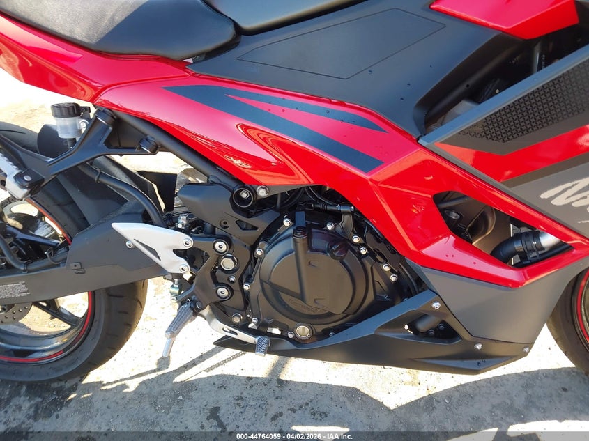 2025 Kawasaki Ninja VIN ML5EXGG1XSDA68453 IAAI salvage auction — LEFT & RIGHT, Wait Title, sold $2,150 on 2026-07-14 (photo 8)