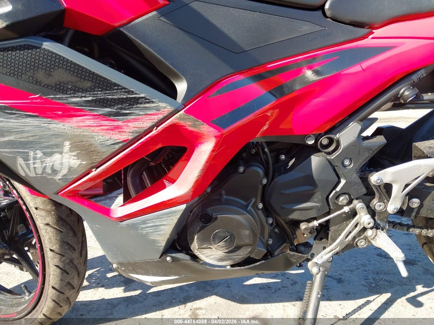 2025 Kawasaki Ninja VIN ML5EXGG1XSDA68453 IAAI salvage auction — LEFT & RIGHT, Wait Title, sold $2,150 on 2026-07-14 (photo 9)
