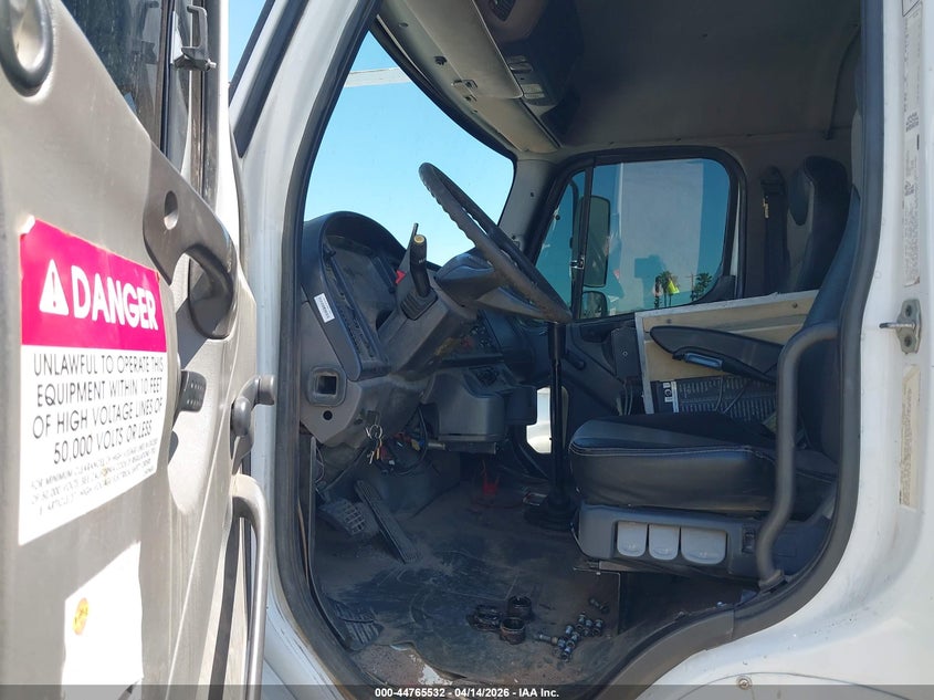 2006 Freightliner M2 106 VIN 1FVAC2CS96HV97782 IAAI salvage auction — NORMAL WEAR, Clear (Arizona), sold $25 on 2026-07-22 (photo 6)