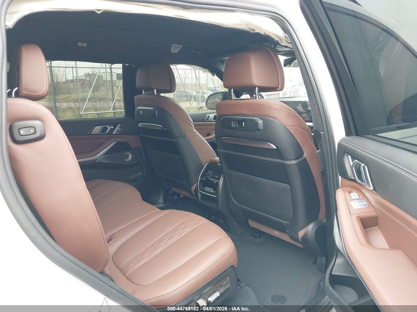 2024 BMW X7 VIN 5UX33EM09R9S86174 IAAI salvage auction — RIGHT FRONT, Salvage (Illinois), sold $44,500 on 2026-07-06 (photo 8)