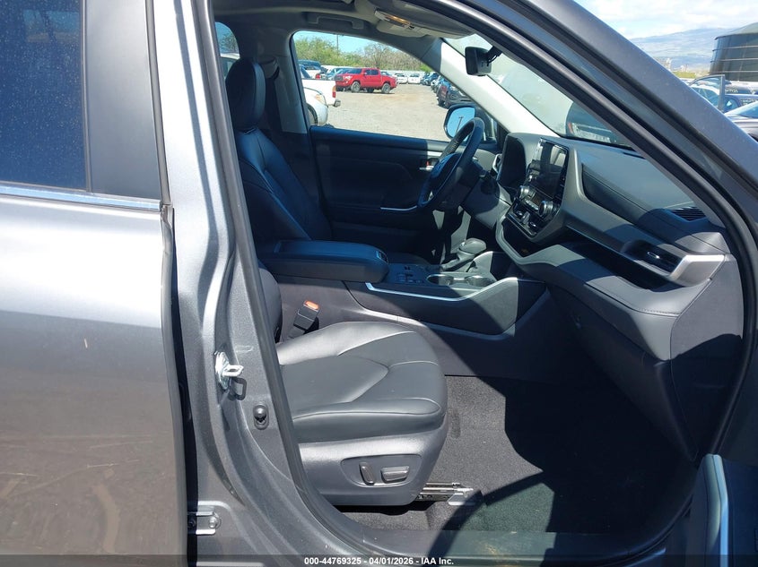 2026 Toyota Highlander VIN 5TDKBRCH0TS692142 IAAI salvage auction — FRESH WATER, Salvage (Hawaii), sold $7,800 on 2026-07-21 (photo 5)