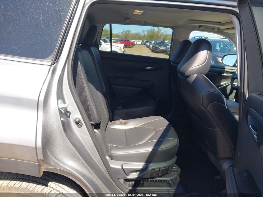 2026 Toyota Highlander VIN 5TDKBRCH0TS692142 IAAI salvage auction — FRESH WATER, Salvage (Hawaii), sold $7,800 on 2026-07-21 (photo 8)