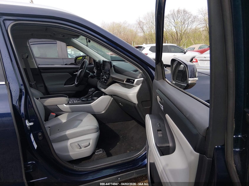 2021 Toyota Highlander VIN 5TDGZRBH8MS076063 IAAI salvage auction — THEFT, Clear (Illinois), sold $25,700 on 2026-08-01 (photo 5)