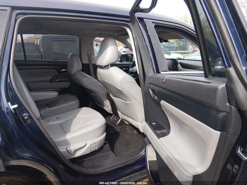 2021 Toyota Highlander VIN 5TDGZRBH8MS076063 IAAI salvage auction — THEFT, Clear (Illinois), sold $25,700 on 2026-08-01 (photo 8)