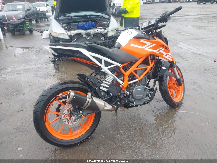 2017 Ktm 390 adventure VIN MD2JPJ404HC215837 IAAI salvage auction — FRONT & REAR, Salvage (Massachusetts), sold $700 on 2026-09-30 (photo 4)