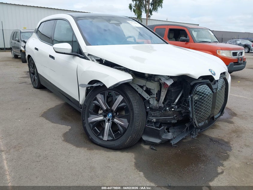 2024 BMW Ix VIN WB523CF04RCP25438 IAAI salvage auction — RIGHT FRONT, Wait Title, sold $21,900 on 2026-07-24 (photo 6)