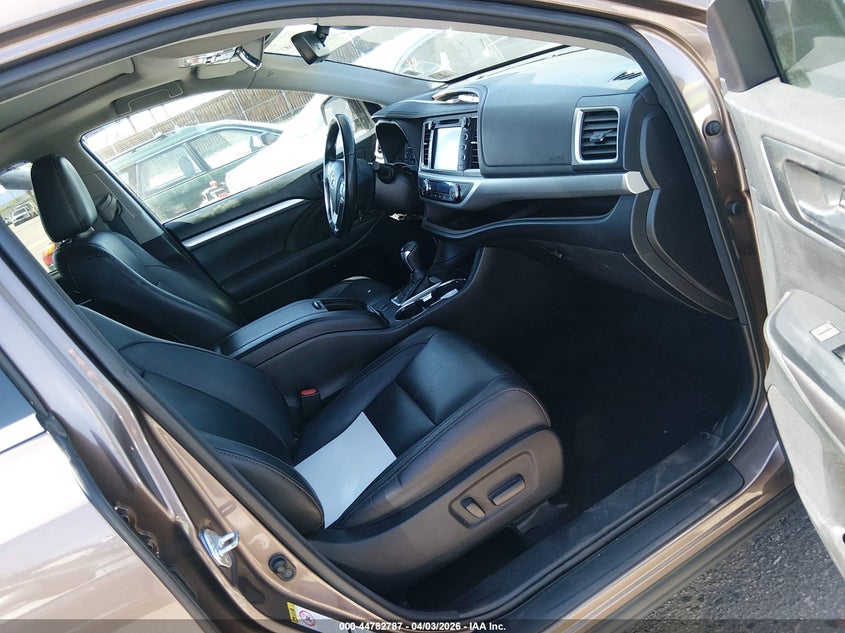 2017 Toyota Highlander VIN 5TDJZRFH4HS367780 IAAI salvage auction — TRANSMISSION, Salvage (Texas), sold $7,900 on 2026-07-14 (photo 5)
