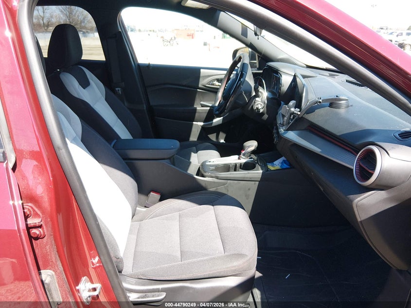 2025 Chevrolet Trax VIN KL77LGEP1SC176722 IAAI salvage auction — SIDE, Wait Title, sold $5,450 on 2026-07-28 (photo 5)