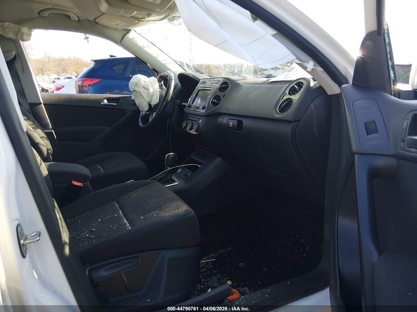 2017 Volkswagen Tiguan VIN WVGAV7AX7HK049315 IAAI salvage auction — FRONT END, Salvage (New Jersey), sold $700 on 2026-07-13 (photo 5)