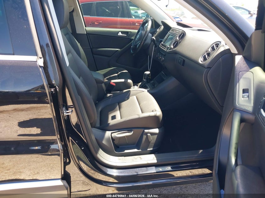 2017 Volkswagen Tiguan VIN WVGSV7AX9HK015946 IAAI salvage auction — RIGHT FRONT, Wait Title, sold $2,125 on 2026-07-21 (photo 5)