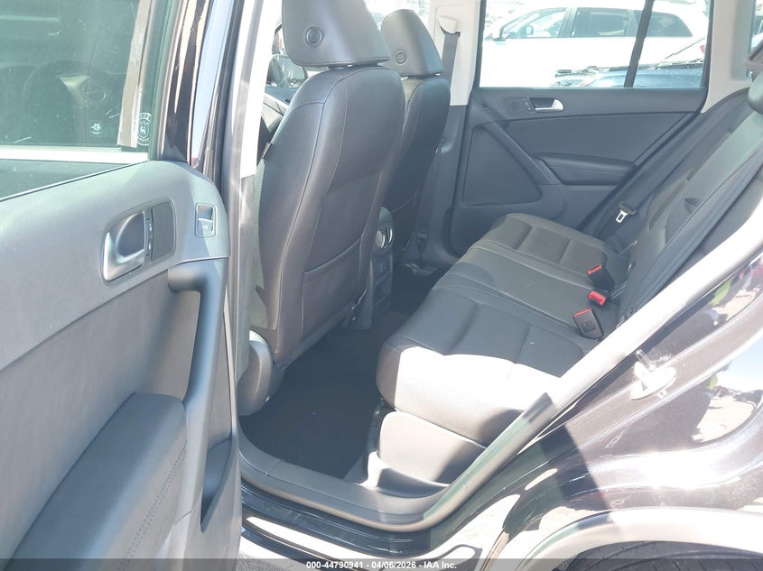 2017 Volkswagen Tiguan VIN WVGSV7AX9HK015946 IAAI salvage auction — RIGHT FRONT, Wait Title, sold $2,125 on 2026-07-21 (photo 8)