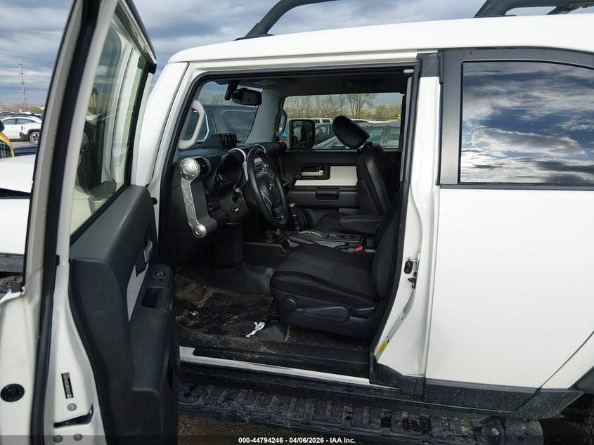 2013 Toyota Fj cruiser VIN JTEBU4BF5DK169913 IAAI salvage auction — FRONT & REAR, Wait Title, sold $6,900 on 2026-07-29 (photo 5)
