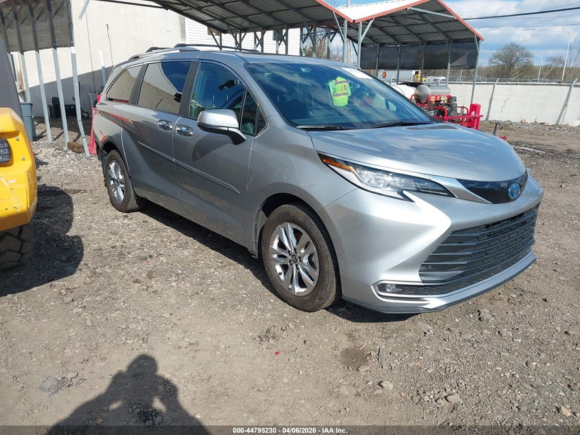2025 Toyota Sienna VIN 5TDZSKFC2SS202224 IAAI salvage auction — REAR END, Wait Title, sold $30,250 on 2026-07-27 (photo 1)