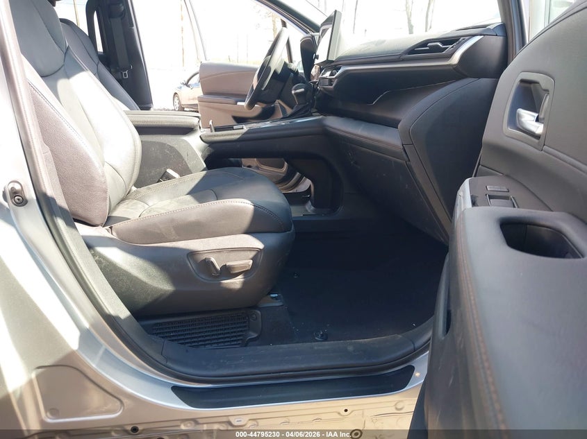2025 Toyota Sienna VIN 5TDZSKFC2SS202224 IAAI salvage auction — REAR END, Wait Title, sold $30,250 on 2026-07-27 (photo 5)