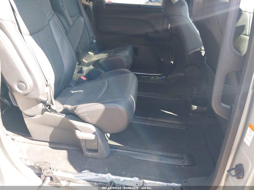 2025 Toyota Sienna VIN 5TDZSKFC2SS202224 IAAI salvage auction — REAR END, Wait Title, sold $30,250 on 2026-07-27 (photo 8)