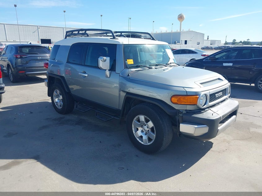 2010 Toyota Fj cruiser VIN JTEZU4BF2AK010583 — IAAI salvage auction photo