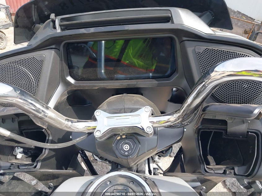 2025 Harley-davidson Road glide VIN 1HD1KH716SB632633 IAAI salvage auction — LEFT SIDE, Salvage (Oklahoma), sold $11,400 on 2026-07-22 (photo 7)