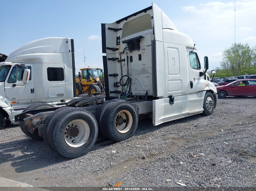 2017 Freightliner Cascadia 113 VIN 1FUJGHDV2HLHS8400 IAAI salvage auction — UNKNOWN, Clear (Illinois), sold $7,100 on 2026-07-08 (photo 4)