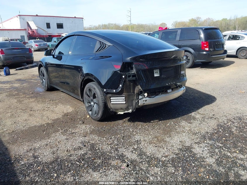 2024 Tesla Model y VIN 7SAYGDEE0RA218884 IAAI salvage auction — LEFT & RIGHT, Salvage Title, sold $13,600 on 2026-09-02 (photo 3)
