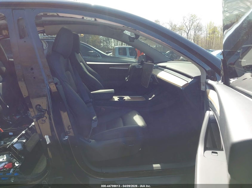 2024 Tesla Model y VIN 7SAYGDEE0RA218884 IAAI salvage auction — LEFT & RIGHT, Salvage Title, sold $13,600 on 2026-09-02 (photo 5)
