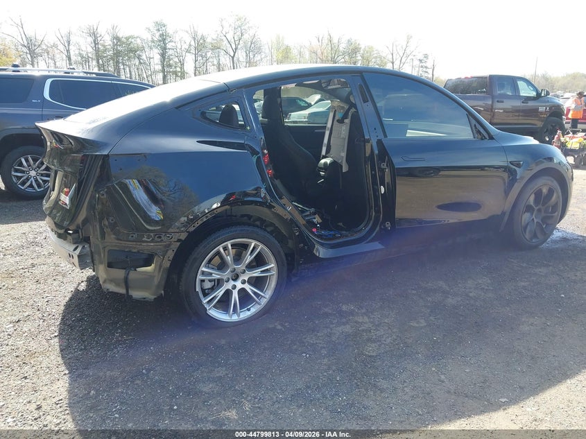 2024 Tesla Model y VIN 7SAYGDEE0RA218884 IAAI salvage auction — LEFT & RIGHT, Salvage Title, sold $13,600 on 2026-09-02 (photo 6)