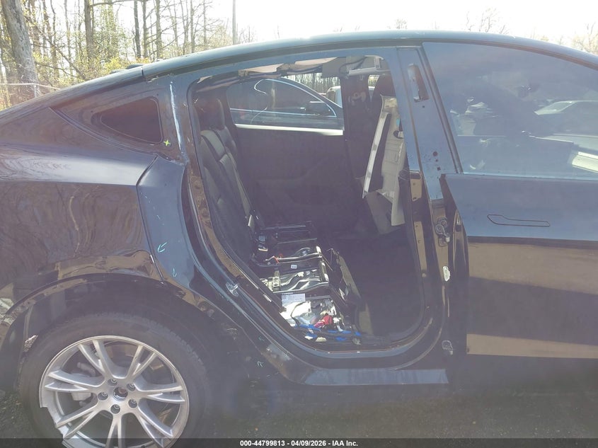 2024 Tesla Model y VIN 7SAYGDEE0RA218884 IAAI salvage auction — LEFT & RIGHT, Salvage Title, sold $13,600 on 2026-09-02 (photo 8)