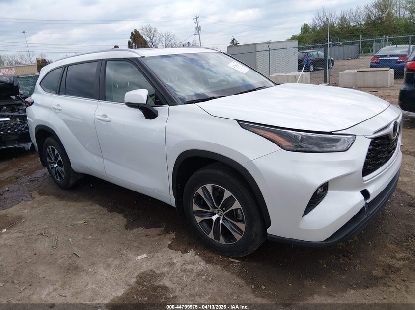 2024 Toyota Highlander VIN 5TDKDRBH2RS545969 IAAI salvage auction — UNDERCARRIAGE, Wait Title, sold $23,300 on 2026-07-29 (photo 1)