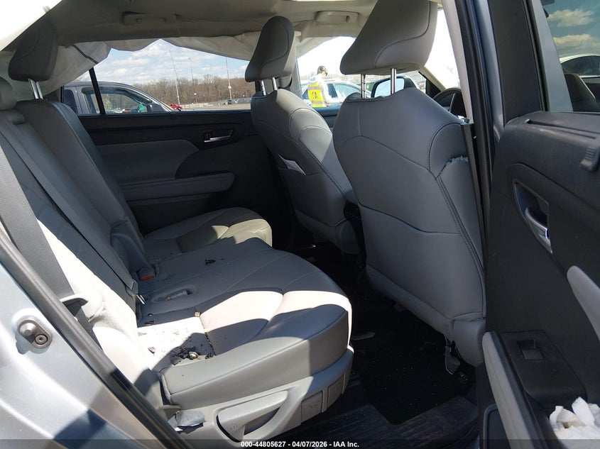 2024 Toyota Highlander VIN 5TDKDRBH8RS534300 IAAI salvage auction — RIGHT SIDE, Salvage Title, sold $16,800 on 2026-07-30 (photo 8)