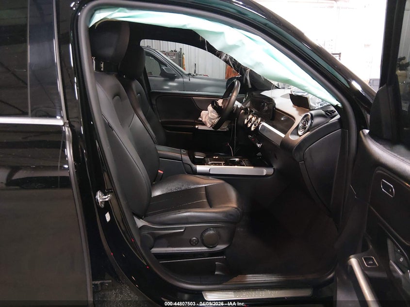 2022 Mercedes-benz Glb VIN W1N4M4HB5NW246719 IAAI salvage auction — RIGHT FRONT, Salvage Title, sold $7,800 on 2026-07-11 (photo 5)