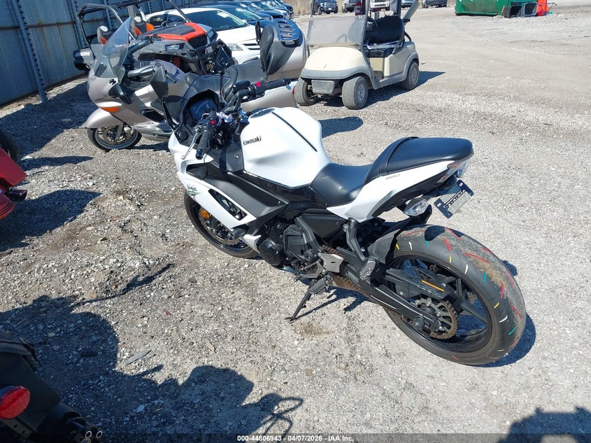 2020 Kawasaki Ninja VIN ML5EXEN18LDA11516 IAAI salvage auction — RIGHT FRONT, Salvage (Illinois), sold $1,600 on 2026-07-28 (photo 3)