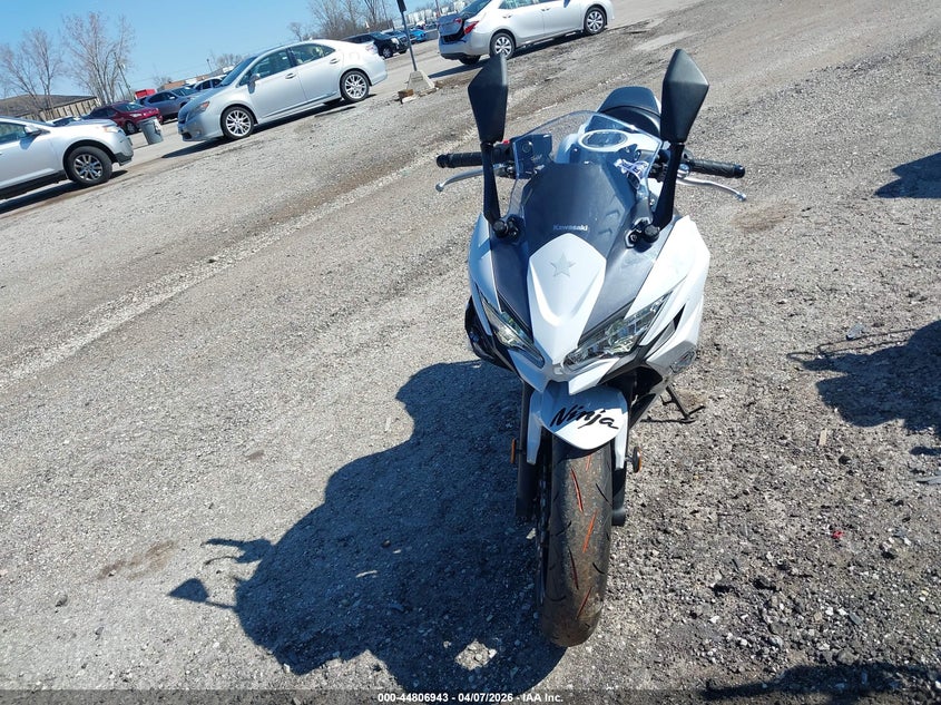 2020 Kawasaki Ninja VIN ML5EXEN18LDA11516 IAAI salvage auction — RIGHT FRONT, Salvage (Illinois), sold $1,600 on 2026-07-28 (photo 5)