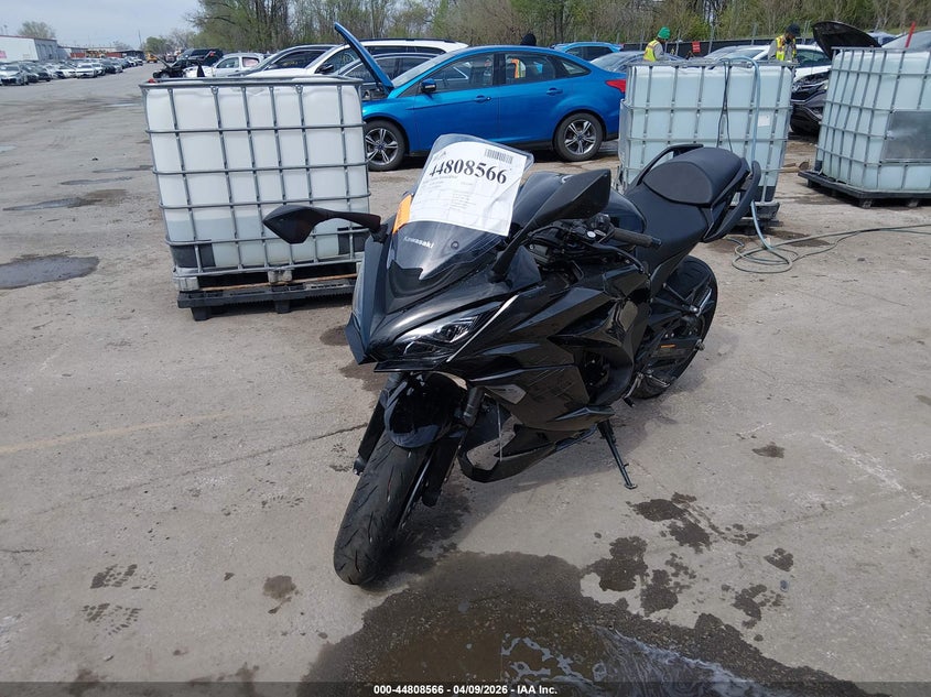 2025 Kawasaki Zx VIN JKAZXBH12SA001735 IAAI salvage auction — RIGHT SIDE, Salvage Title, sold $2,200 on 2026-07-29 (photo 2)