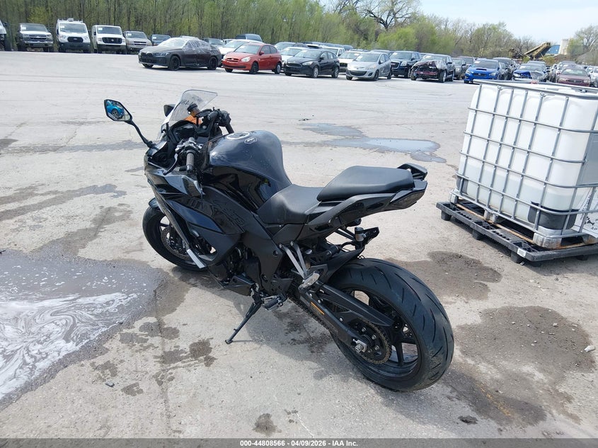 2025 Kawasaki Zx VIN JKAZXBH12SA001735 IAAI salvage auction — RIGHT SIDE, Salvage Title, sold $2,200 on 2026-07-29 (photo 3)