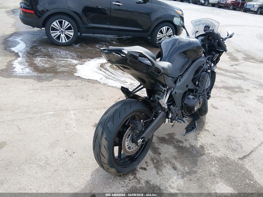 2025 Kawasaki Zx VIN JKAZXBH12SA001735 IAAI salvage auction — RIGHT SIDE, Salvage Title, sold $2,200 on 2026-07-29 (photo 4)
