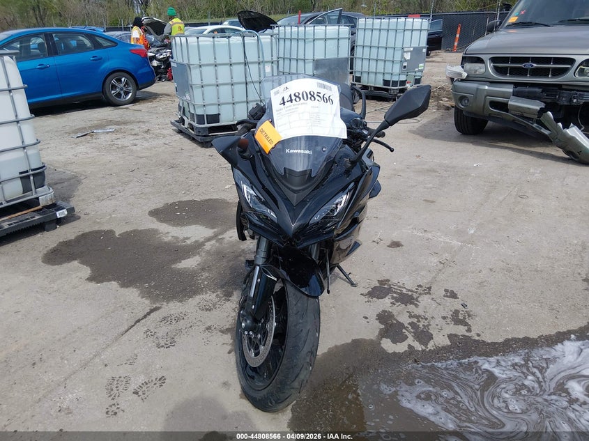 2025 Kawasaki Zx VIN JKAZXBH12SA001735 IAAI salvage auction — RIGHT SIDE, Salvage Title, sold $2,200 on 2026-07-29 (photo 5)