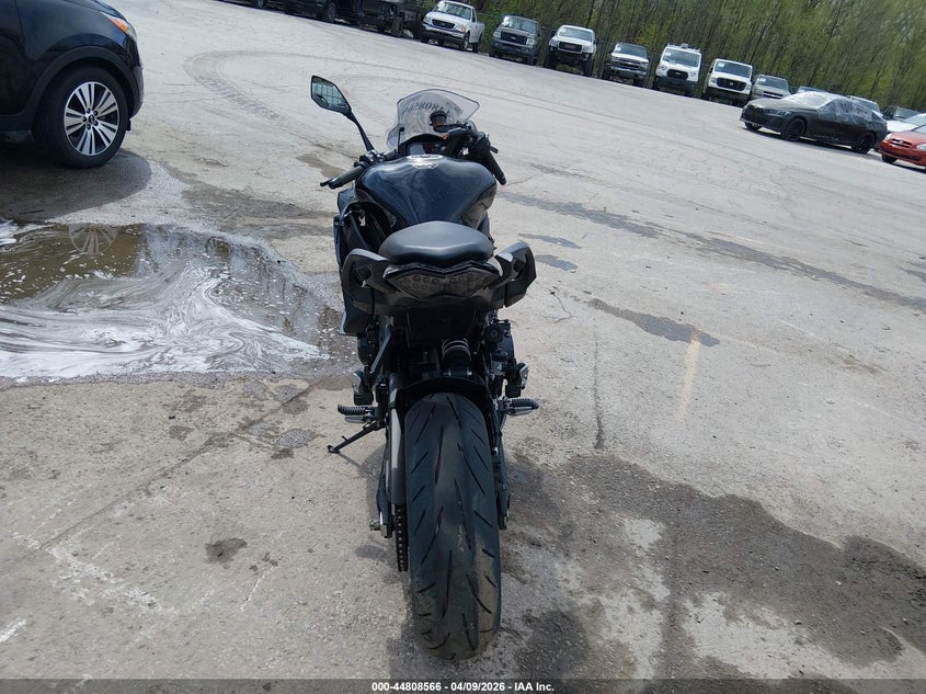2025 Kawasaki Zx VIN JKAZXBH12SA001735 IAAI salvage auction — RIGHT SIDE, Salvage Title, sold $2,200 on 2026-07-29 (photo 6)
