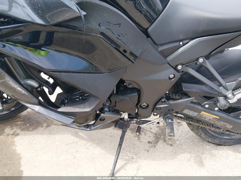 2025 Kawasaki Zx VIN JKAZXBH12SA001735 IAAI salvage auction — RIGHT SIDE, Salvage Title, sold $2,200 on 2026-07-29 (photo 9)