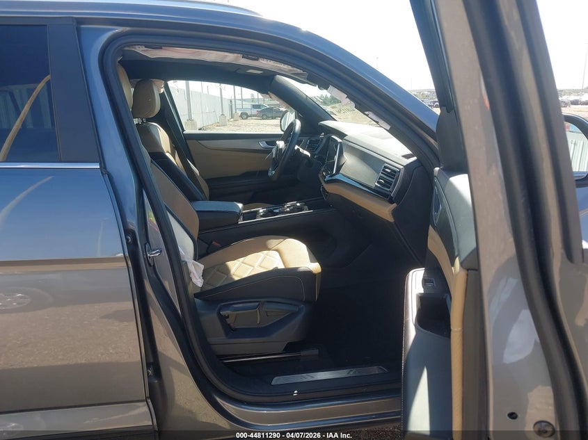 2024 Volkswagen Atlas cross sport VIN 1V2WE2CA2RC213442 IAAI salvage auction — FRONT END, Salvage Title, sold $8,225 on 2026-07-09 (photo 5)