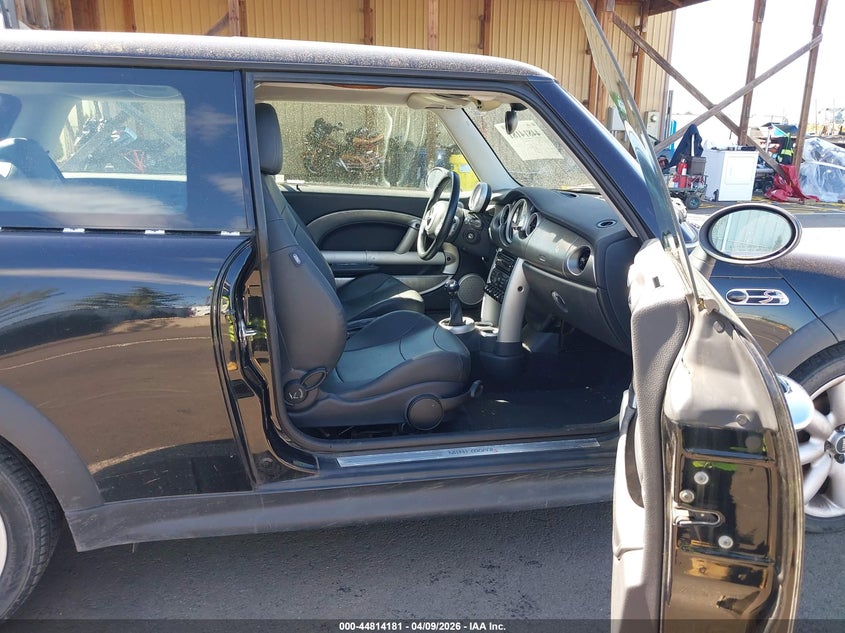 2003 Mini Cooper VIN WMWRE33423TD64478 IAAI salvage auction — SIDE, Clear - Public Restricted (Oregon), sold $125 on 2026-09-22 (photo 5)