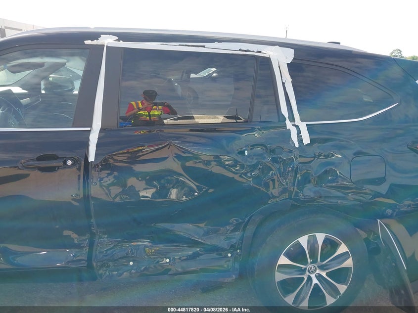 2023 Toyota Highlander VIN 5TDKARAHXPS520633 IAAI salvage auction — RIGHT SIDE, Original (Texas), sold $12,850 on 2026-07-21 (photo 6)