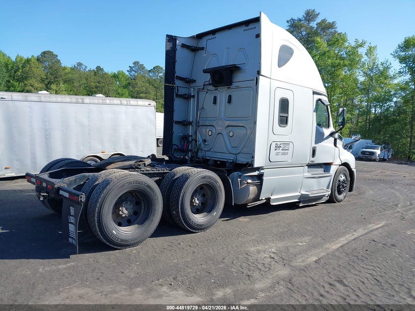 2018 Freightliner New cascadia 126 VIN 3AKJHHDR8JSJM7362 IAAI salvage auction — SIDE, Salvage (Idaho), sold $10,000 on 2026-09-16 (photo 4)